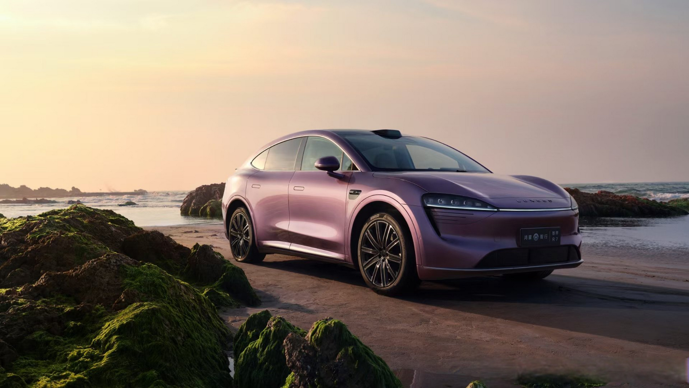 鸿蒙智行首款轿跑suv余承东爆料智界r7实车图 ,r来自revolution,代表