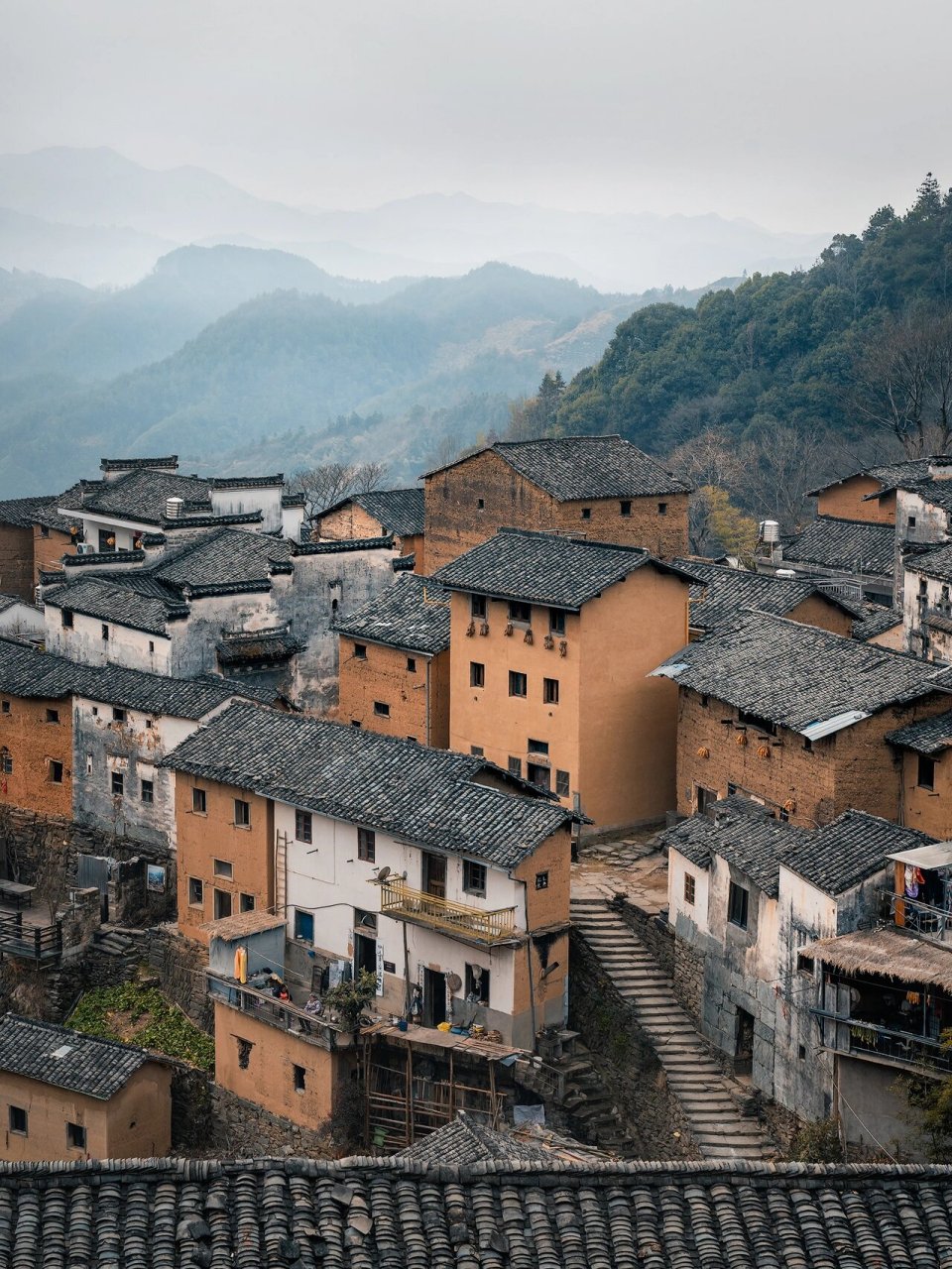 皖南徽派建筑奇葩,超小众古村落|阳产土楼 说起皖南古村落,最有名的当