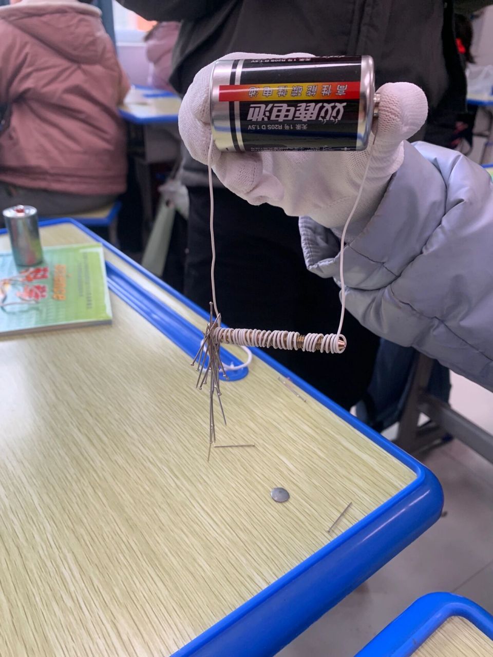 有趣的电磁铁实验 因为我小学时候有一位好自然老师,她带我们做过很多