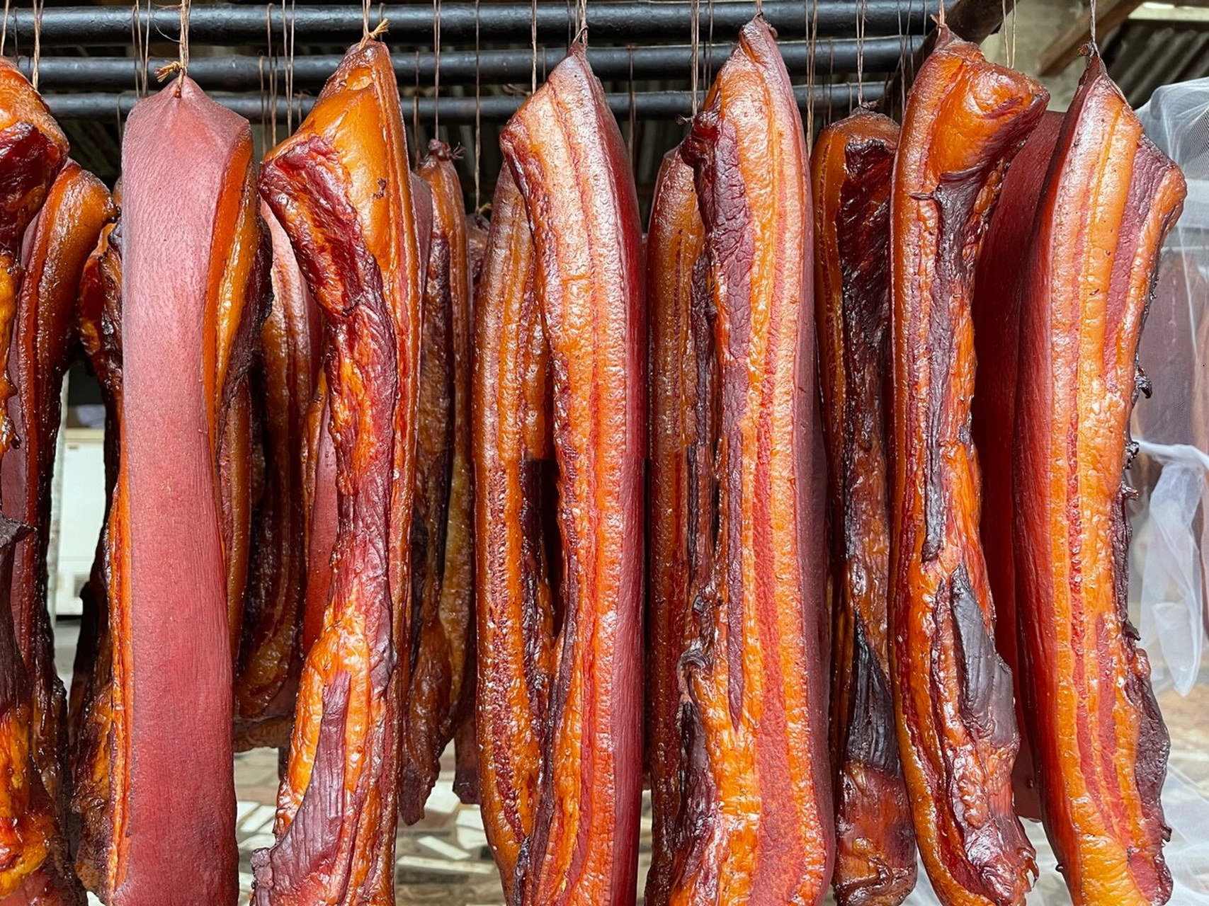 这才叫真正的老腊肉 我们家腊肉是分为普通腊肉(切片成乳白色)和老
