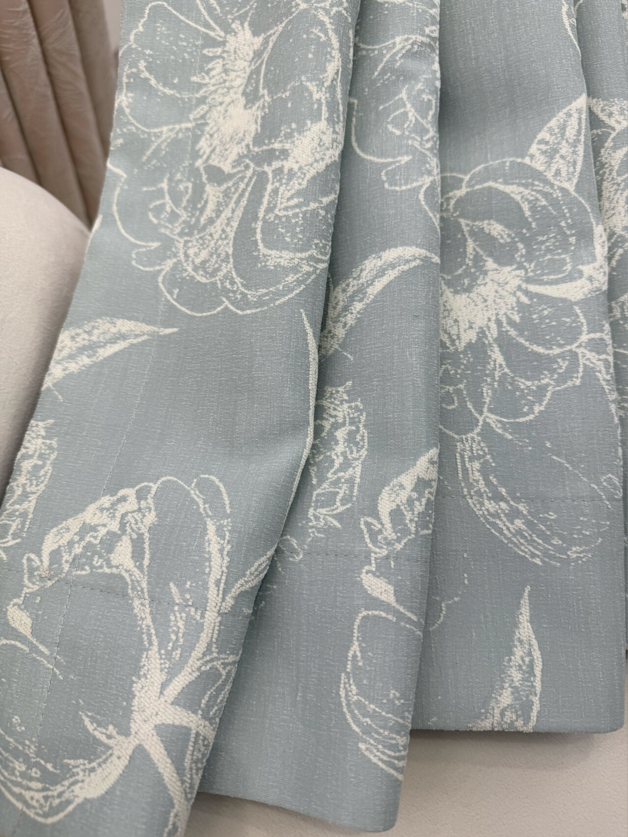 提花布对面料的要求极高,一般先染色后织布,因此不易变形和褪色. 2