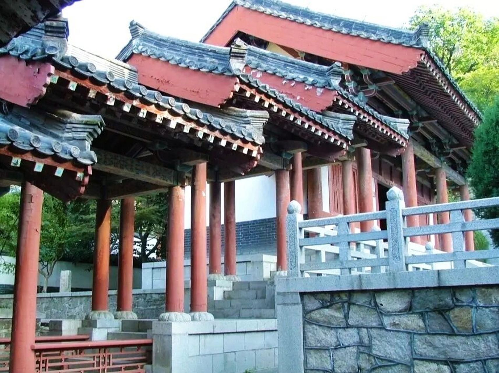 泰山有个竹林寺 坐落于山东省泰安市泰山西溪谷中,在黑龙潭的上边,今