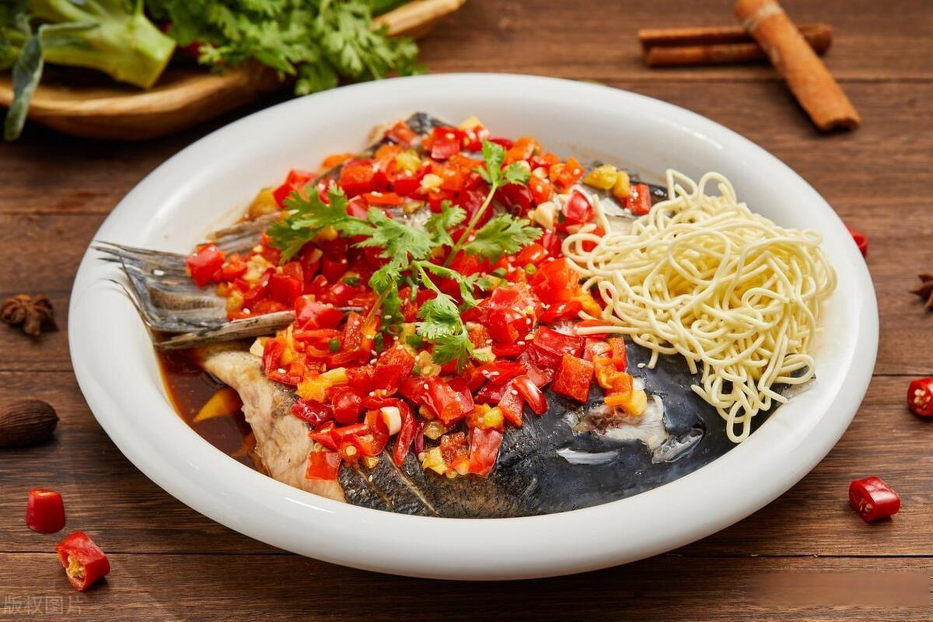 湖南人里最受欢迎的面食——剁椒鱼头面 湖南以其独特的饮食文化闻名