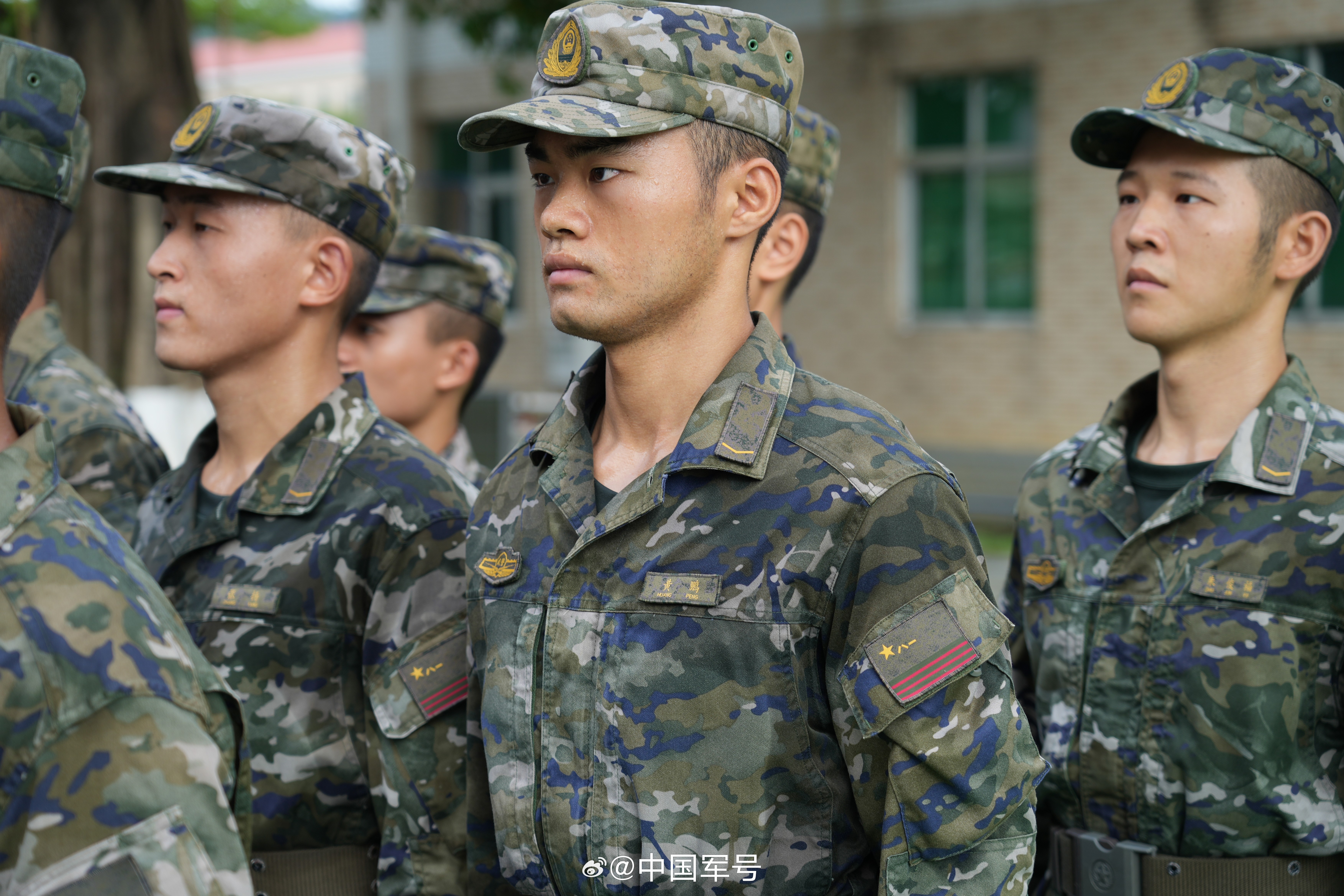 近日,武警第二机动总队某支队机动中队为2024年度春季新兵举行"向