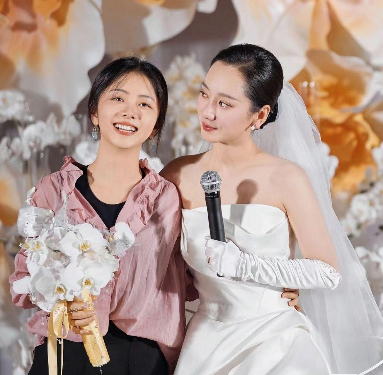 谭松韵的《最好的我们》剧中闺密董晴近日结婚,她以低调朴素的装扮