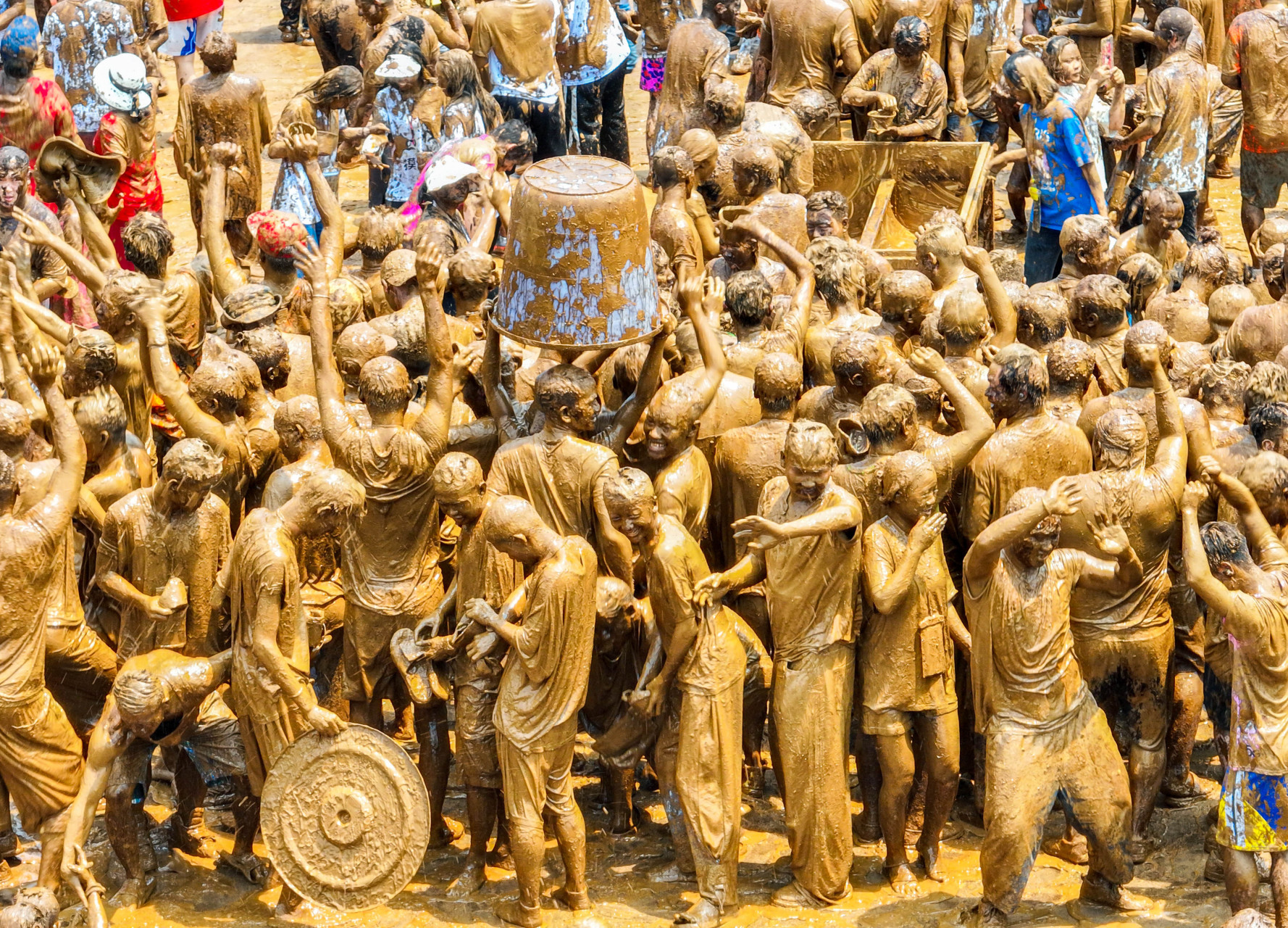 云南万人摸你黑狂欢节太嗨了