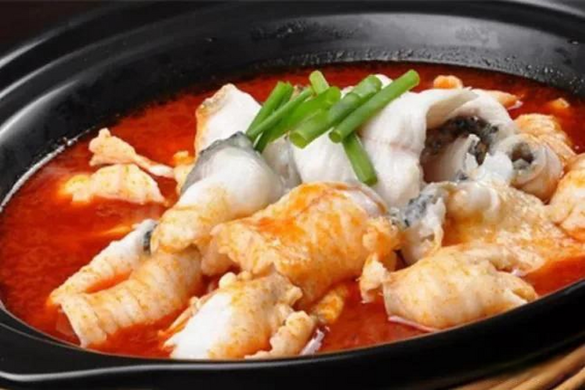 大地之旅贵州黔东南 用贵州当地的红酸汤熬制而成的酸汤鱼是苗族特有