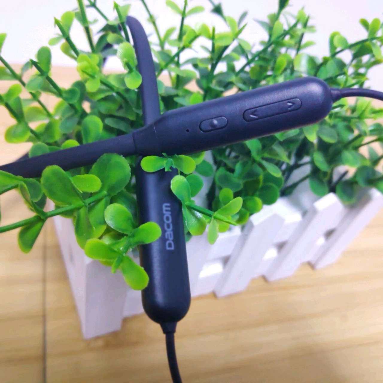 dacom l10蓝牙耳机的音质还原度非常高,通过不同音乐的播放,其在高中