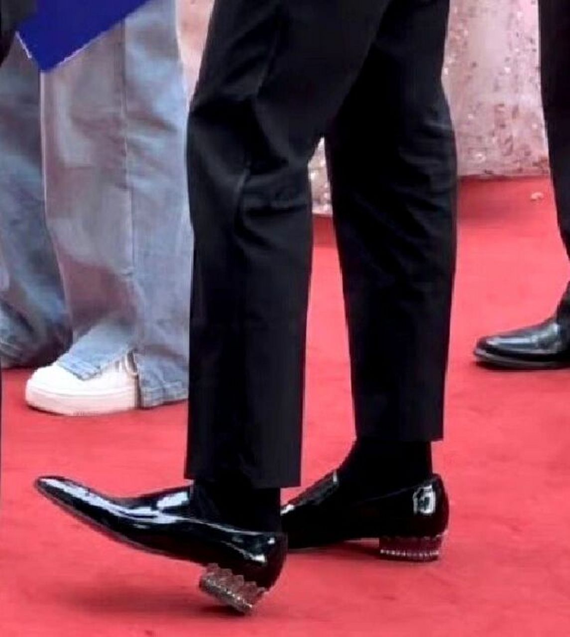 王一博的高跟鞋 王一博的高跟鞋 鞋跟还是带花的 #华表奖红毯# #娱乐