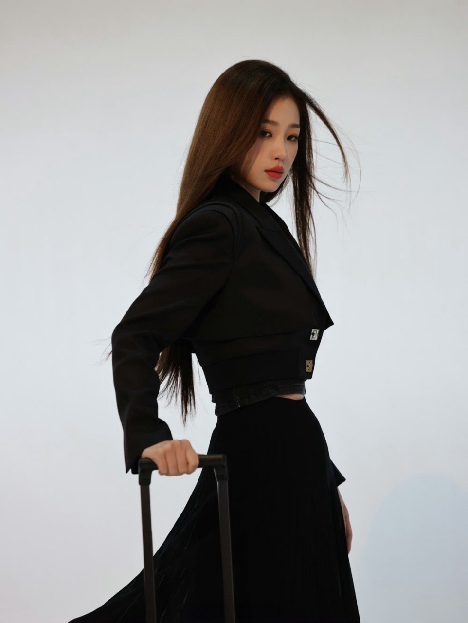 虞书欣全黑造型花絮照#暗黑系列的虞书欣,造型风格真的很百变,轻四妹