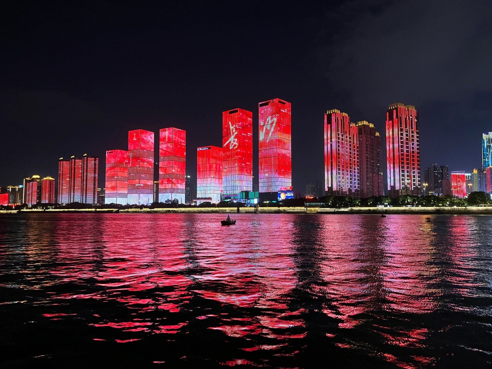 长沙湘江边夜景也太美了吧～ 去吹吹湘江边的晚风吧～ 苹果原相机live