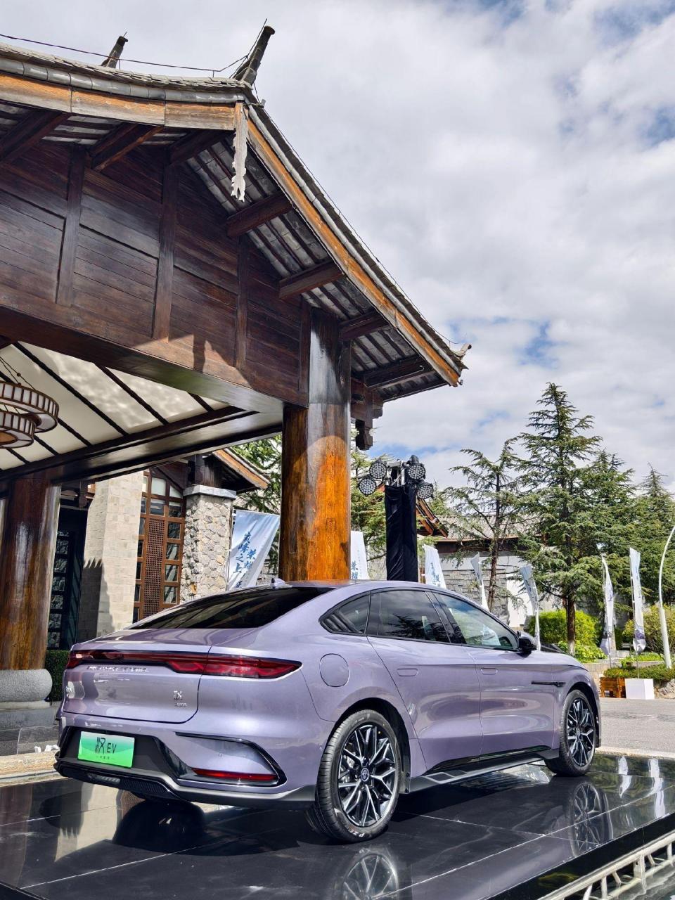 比亚迪汉ev 荣耀版暮山紫真车实拍,这颜值你打几分?