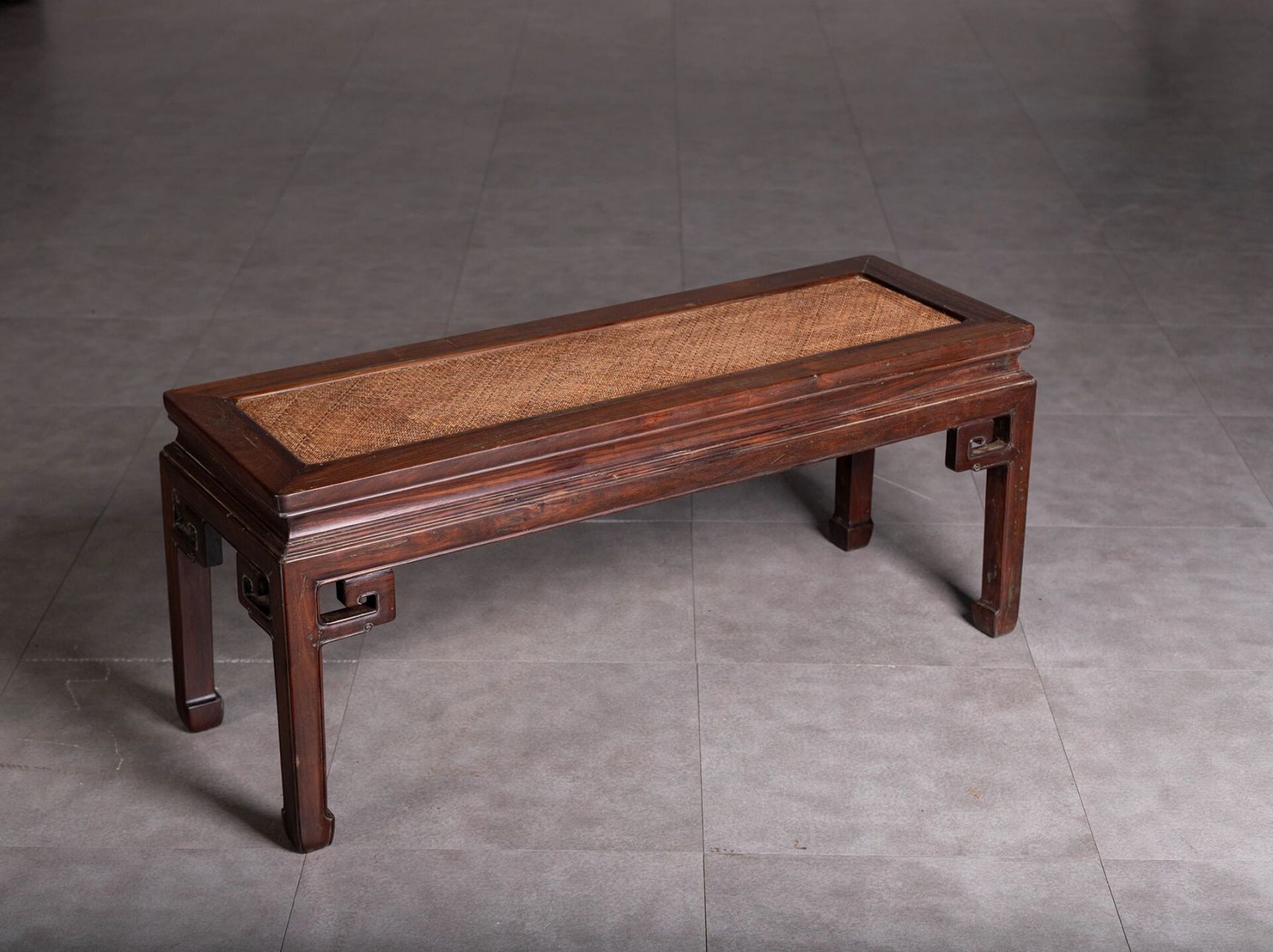 民国 老红木束腰马蹄足软屉春凳 【详情】春凳在古代应用甚广,陈元龙