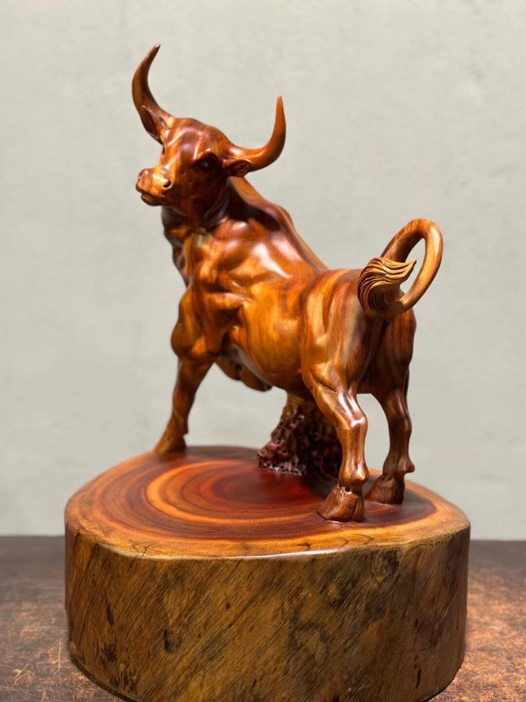 木雕牛气冲天 老香樟《扭转乾坤》 尺寸:长33宽29高50cm 介绍:造型