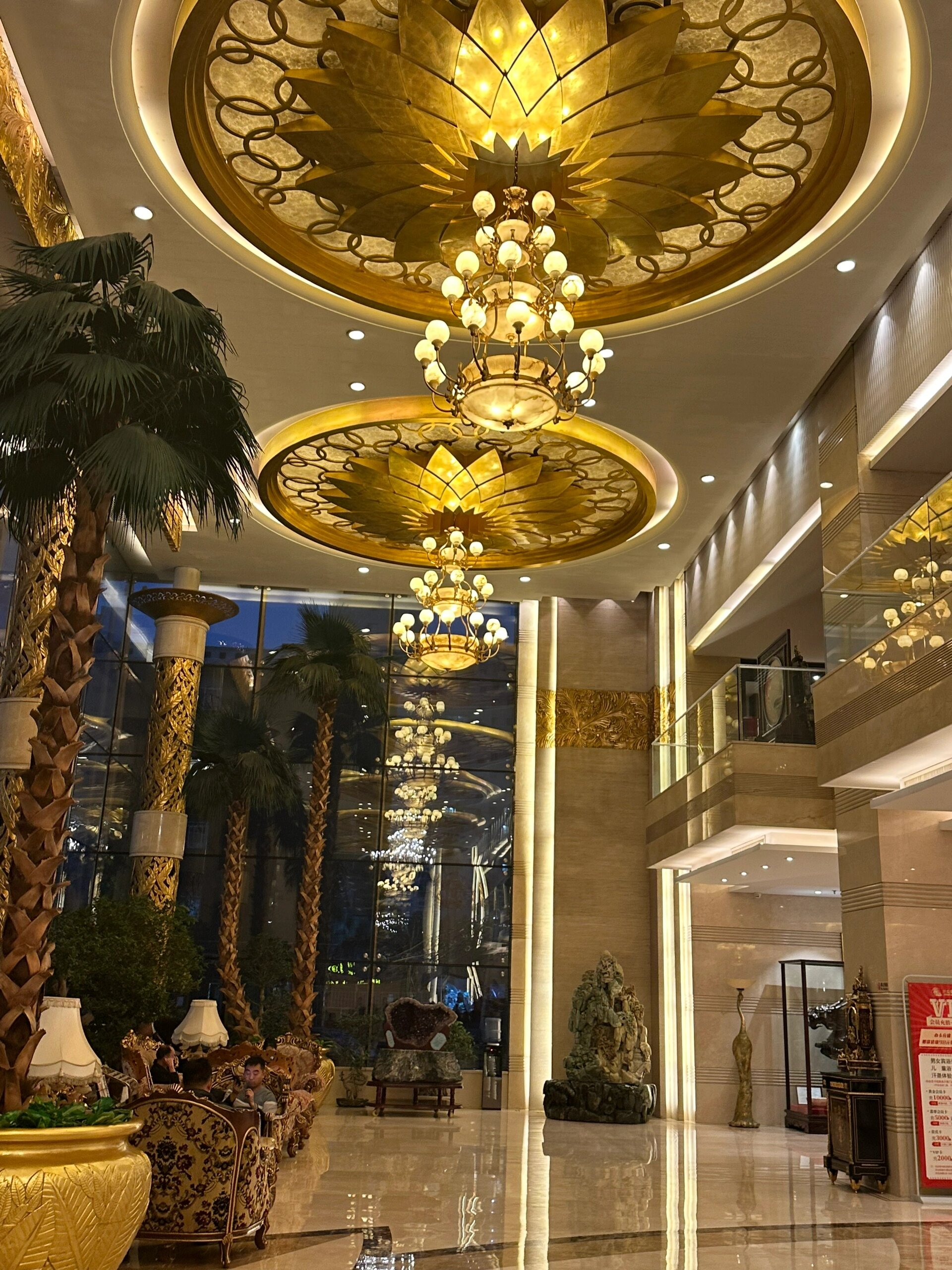 谁能想象石家庄这么富丽堂皇🛁是洗浴中心?