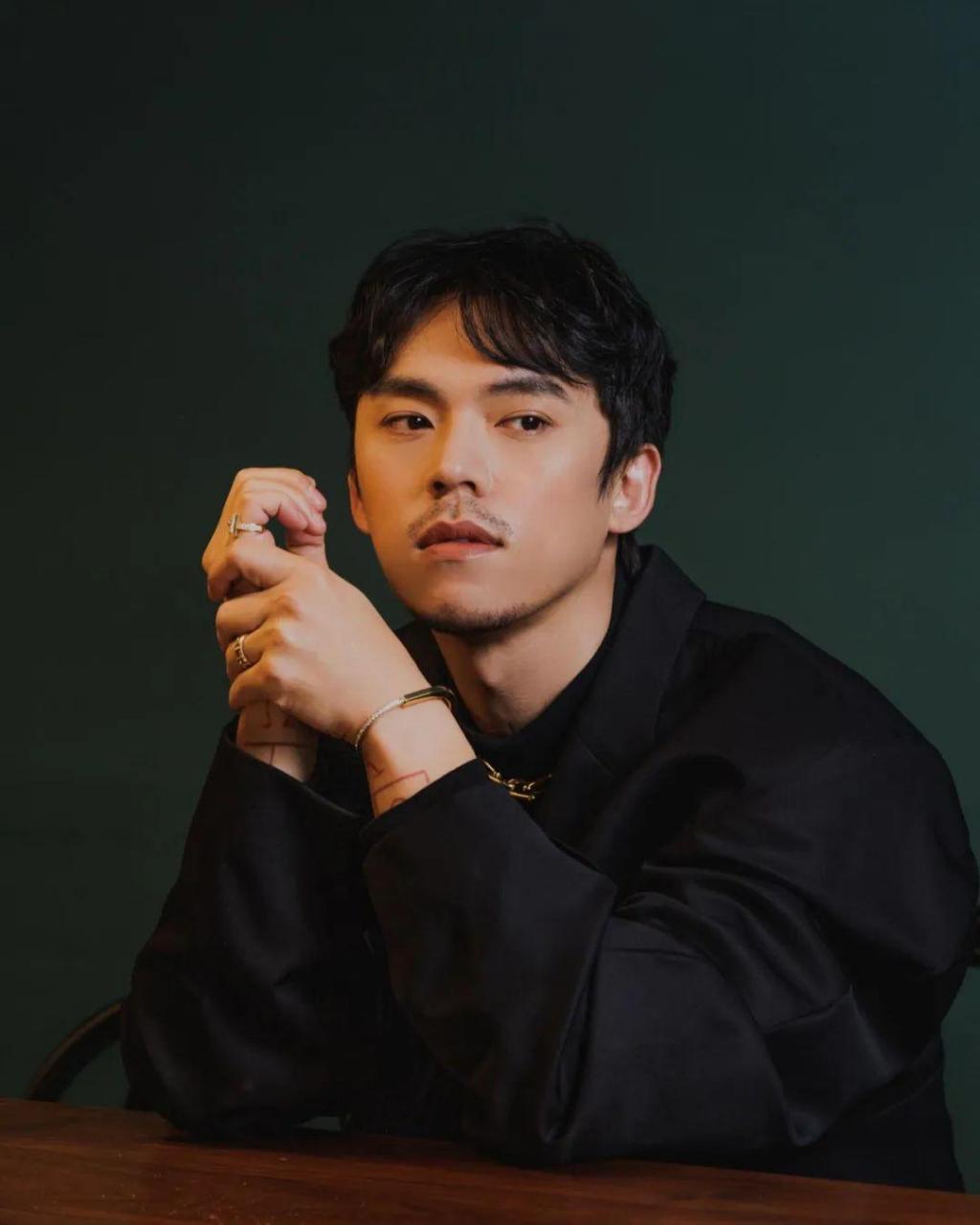 hush 连续三年获得金曲奖: 2021年,hush 获得最佳作曲家奖.