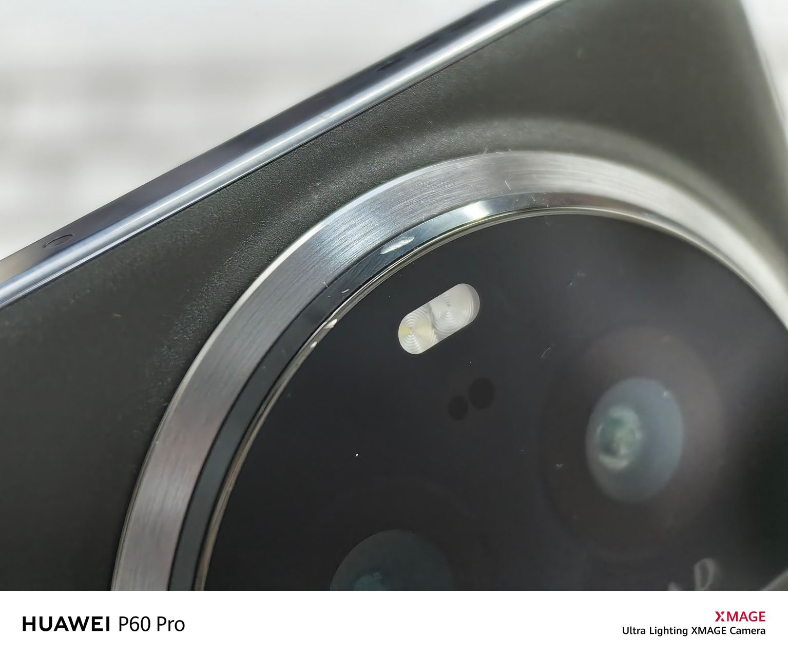 不知道在哪把我的oppofindx6 pro镜头模组磕掉漆了,而且还好明显,尤其