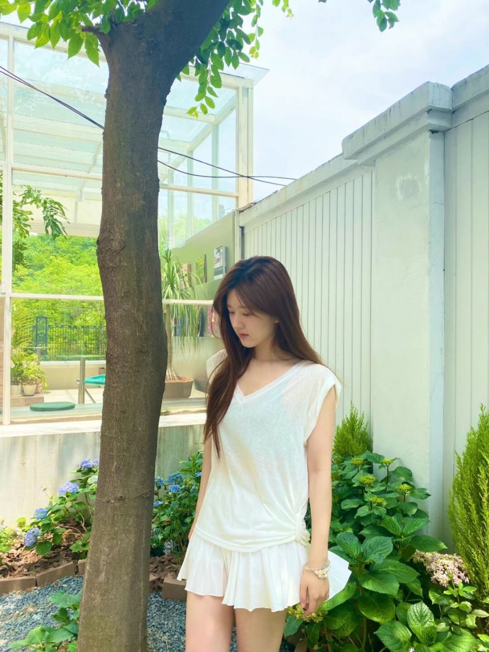赵露思初夏清爽穿搭,白色v领无袖衫搭配百褶裙,其实是很简单的一身