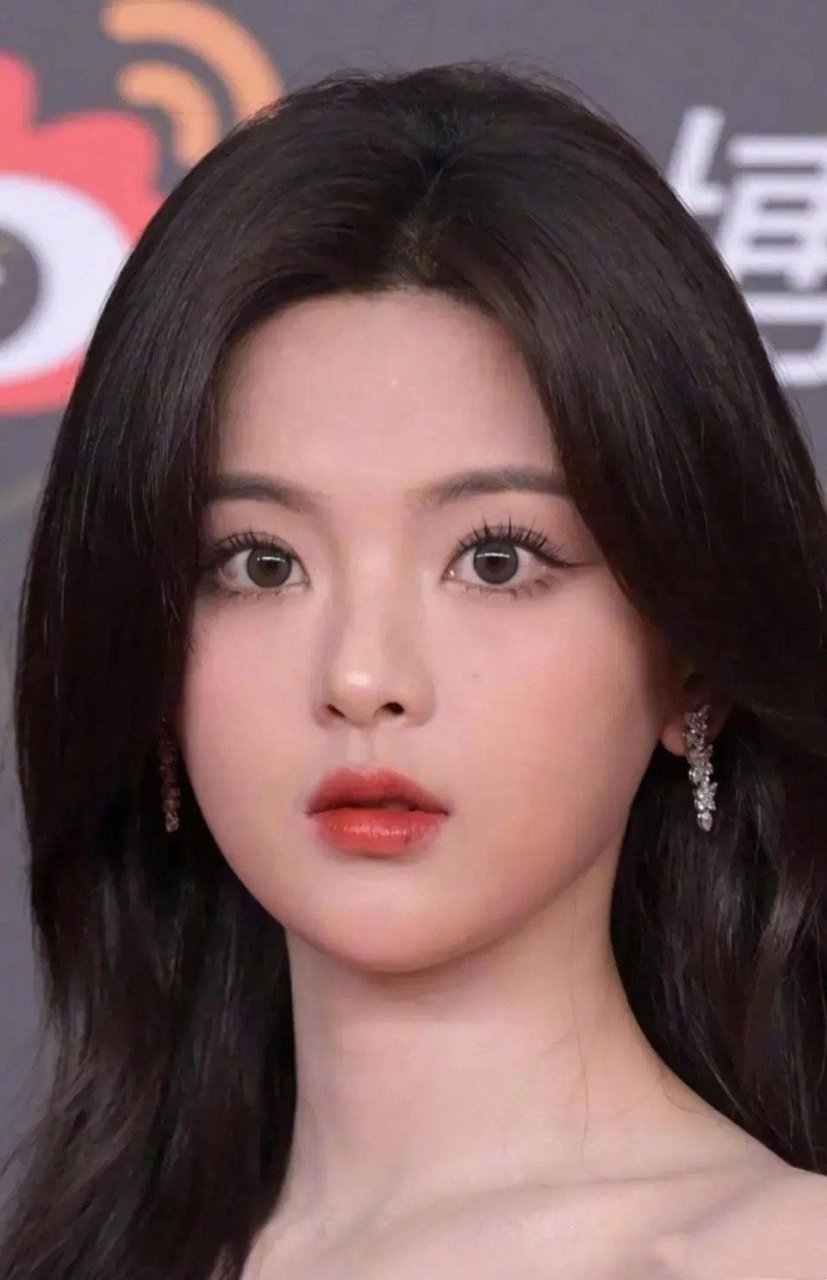 杨超越的一个长相问题是,她中庭太短,眼睛鼻子嘴距离太近,双眼间距离