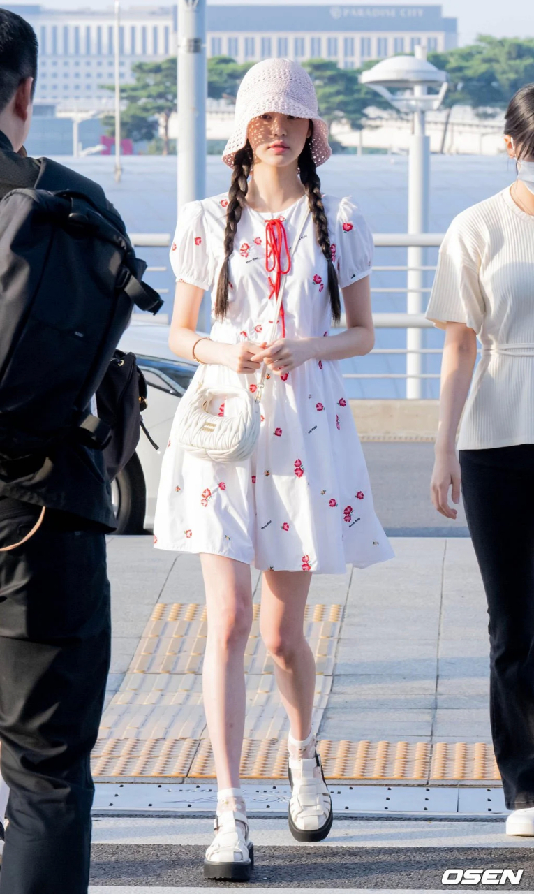 张元英碎花裙# 今日份张元英机场图,哪里来的小baby怎么自己跑出懒怂