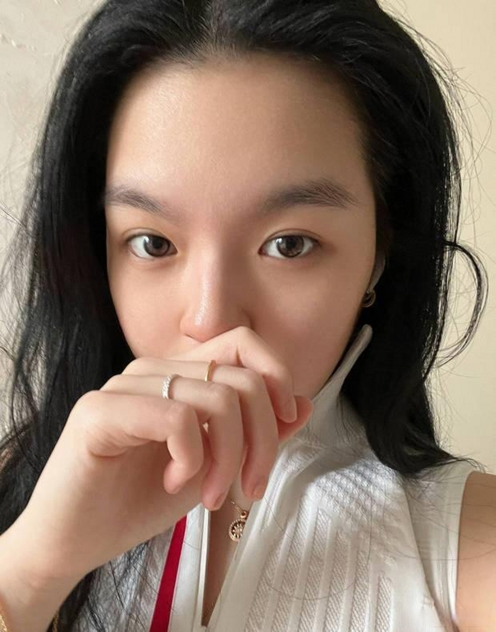 3月23日,李咏女儿法图麦晒出生活美照.