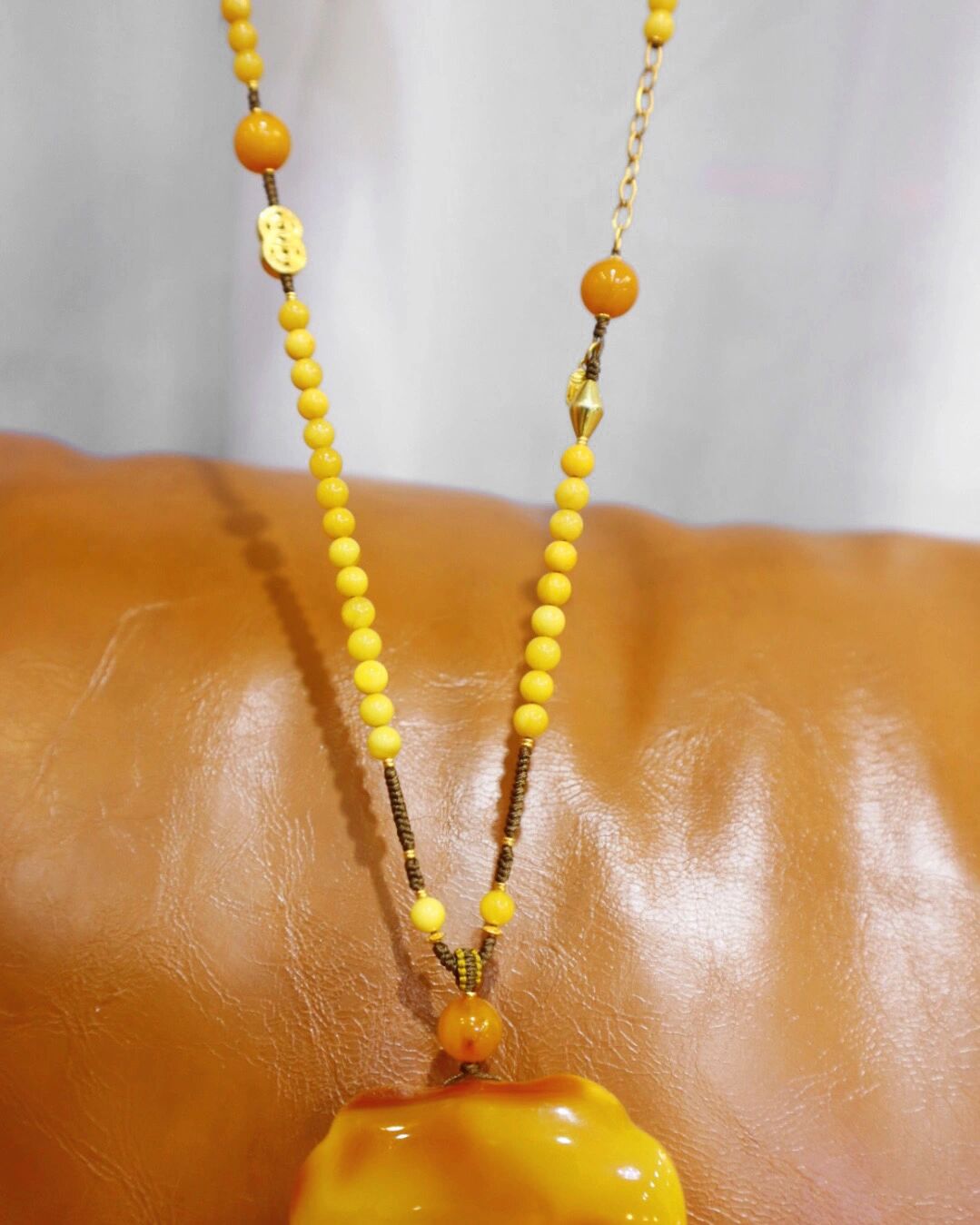 珠串与绳艺的结合99把蜜蜡项链戴出与众不同 如意锁| 又名平安锁