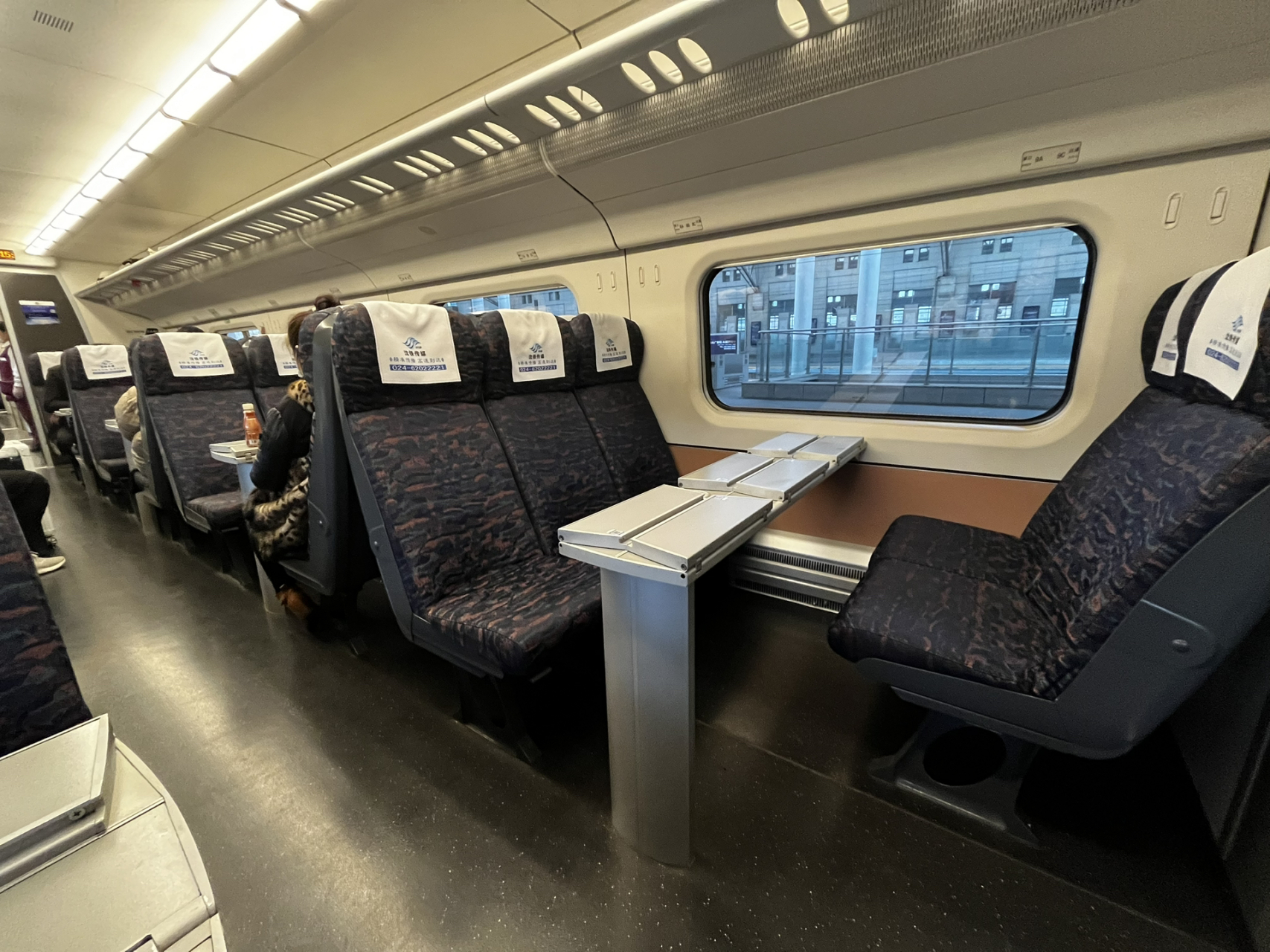 第一次坐这样座位的高铁 座位是对着的,桌子在中间,能折叠.