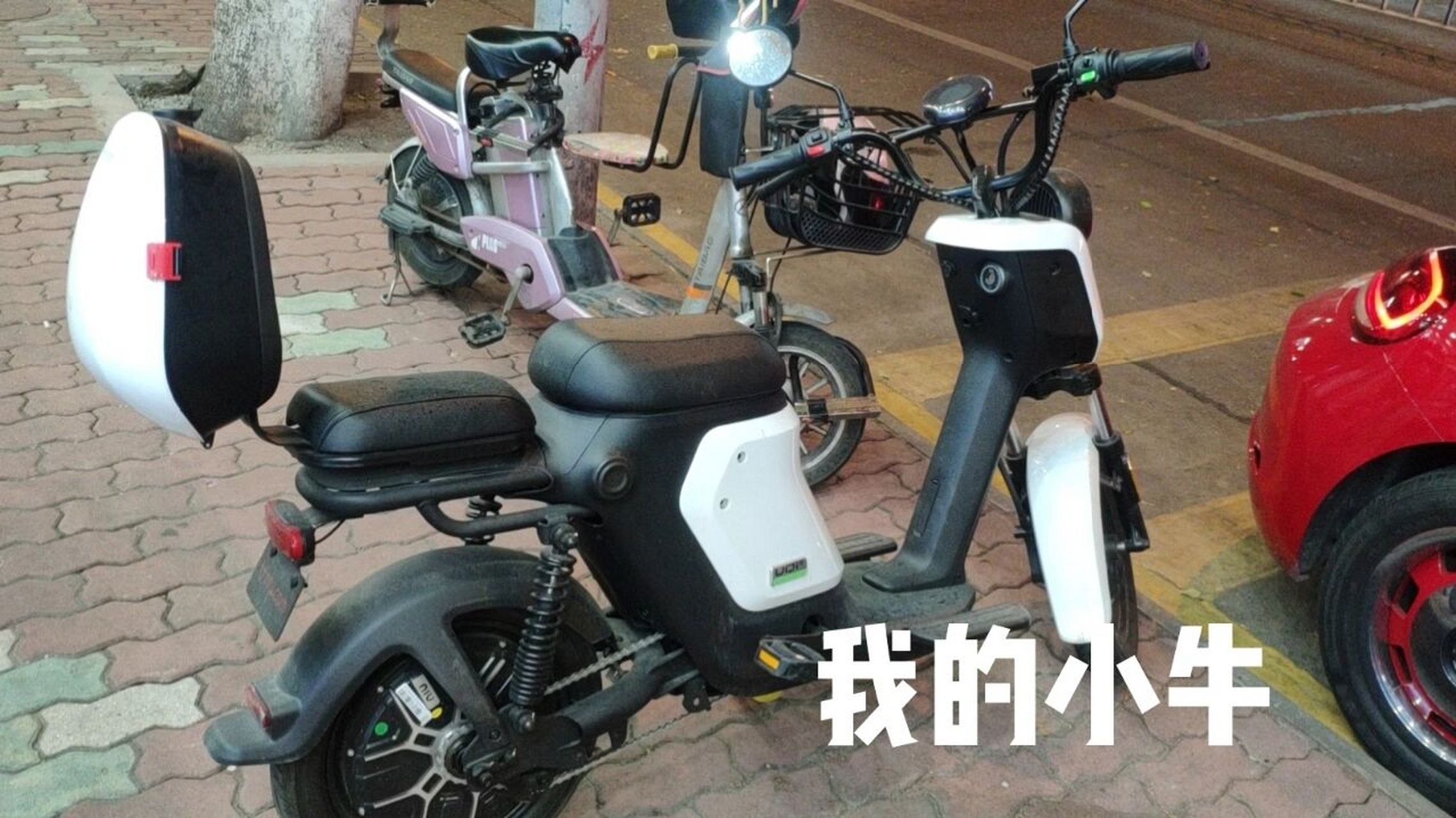 小牛电动车头盔原来可以锁这里!