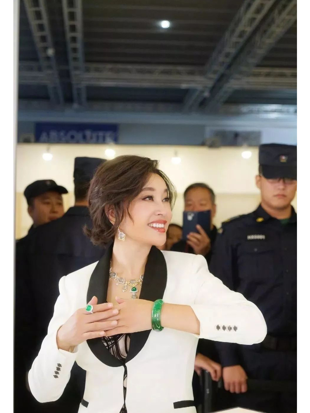 刘晓庆靠翡翠翻身是真的吗视频(刘晓庆靠翡翠翻身是真的吗视频在线观看) 第1张