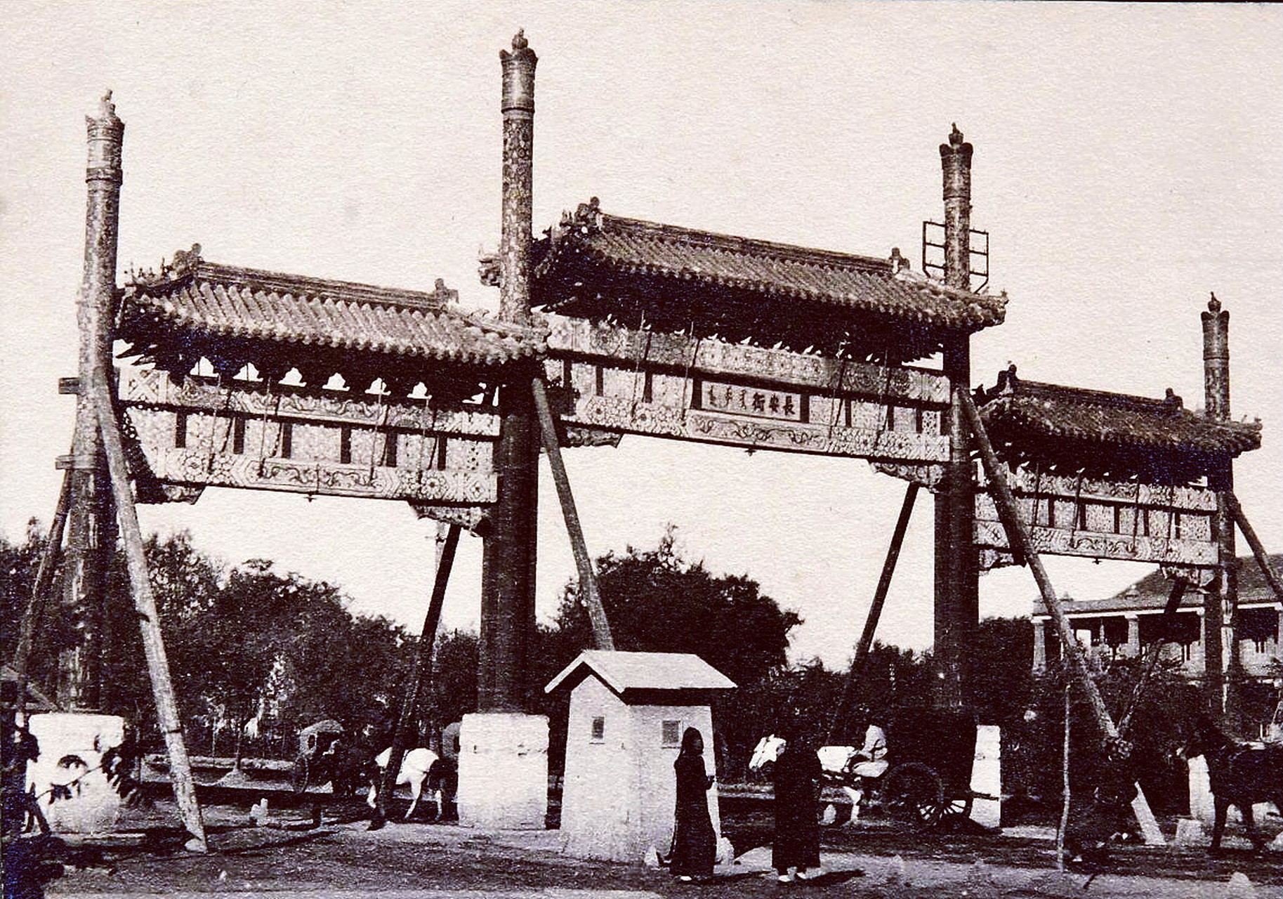 1910年代,北京东长安街牌坊.图右侧背景建筑是京汉铁路总局办公楼.