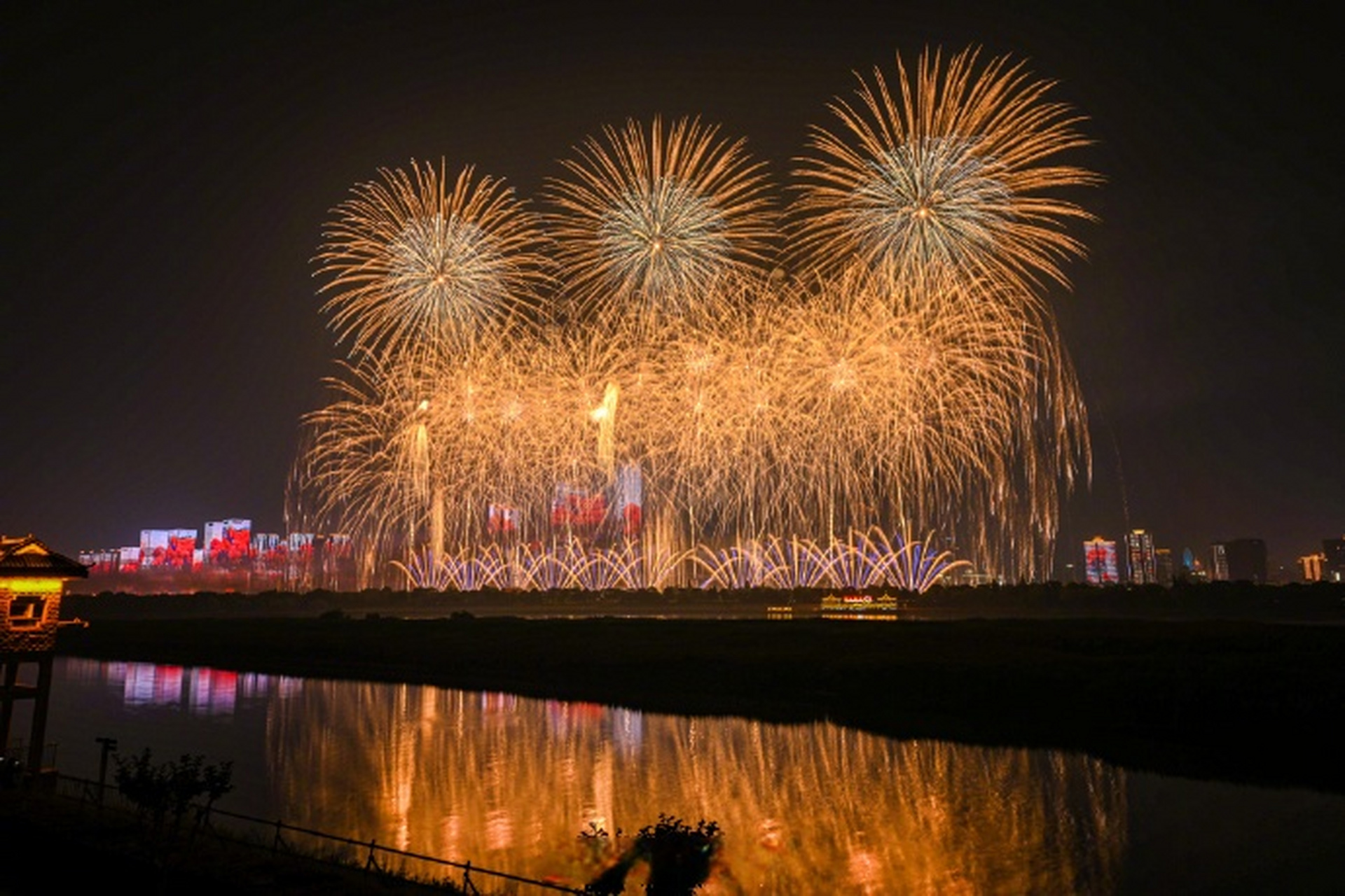 【#橘子洲烟花回来了#】5月11日,焰火再现橘子洲头,点亮湘江两岸.