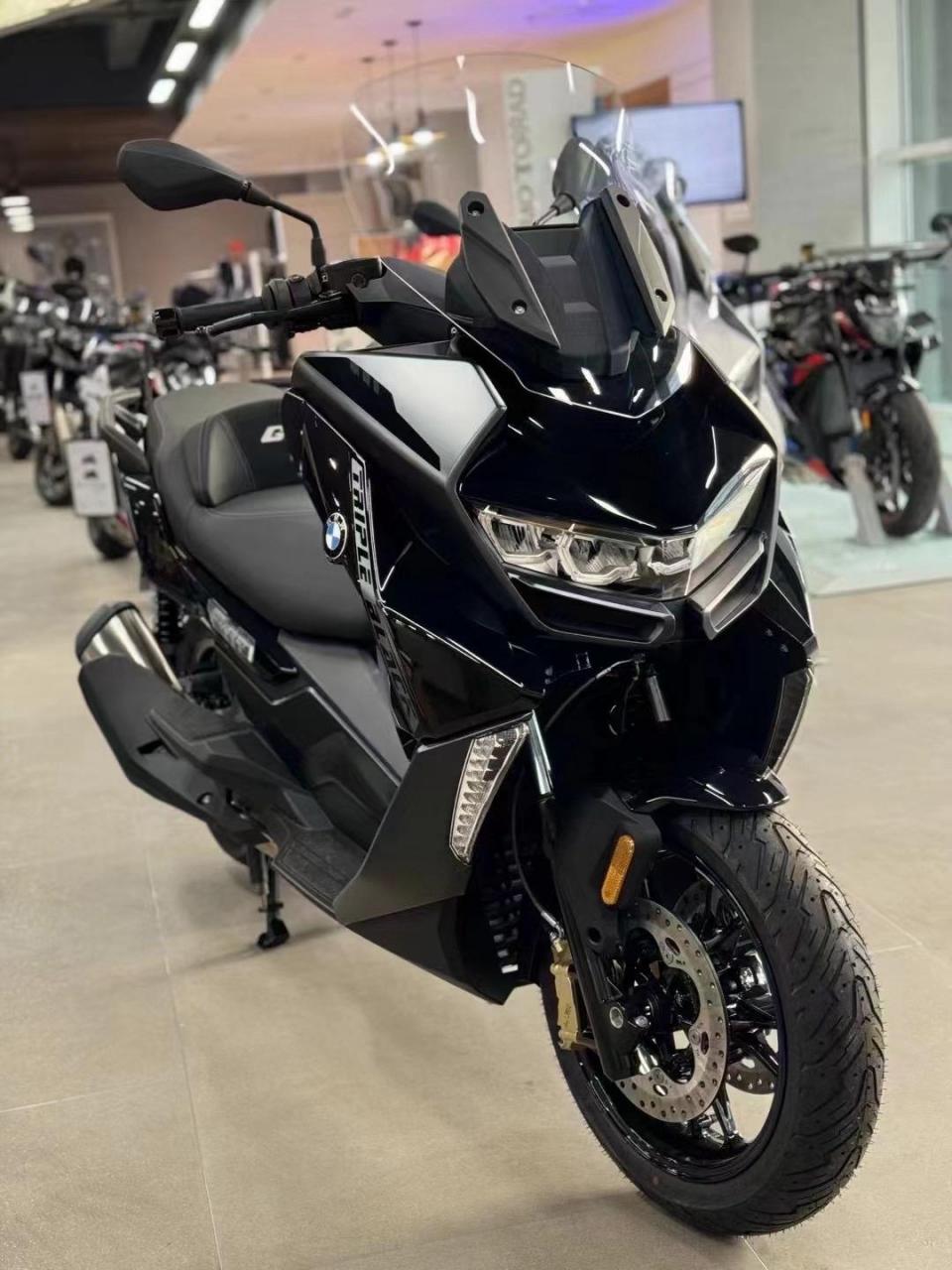 全新 bmw c 400gt 现车 排量350cc,34匹马力,峰值扭矩35牛米,油箱12.