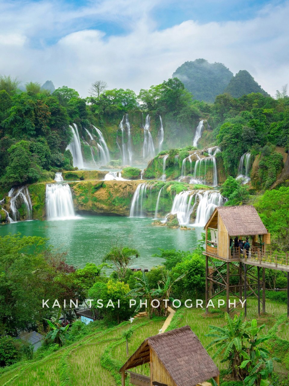 91航拍广西德天大瀑布,河对岸就是越南 德天跨国大瀑布位于广西自治