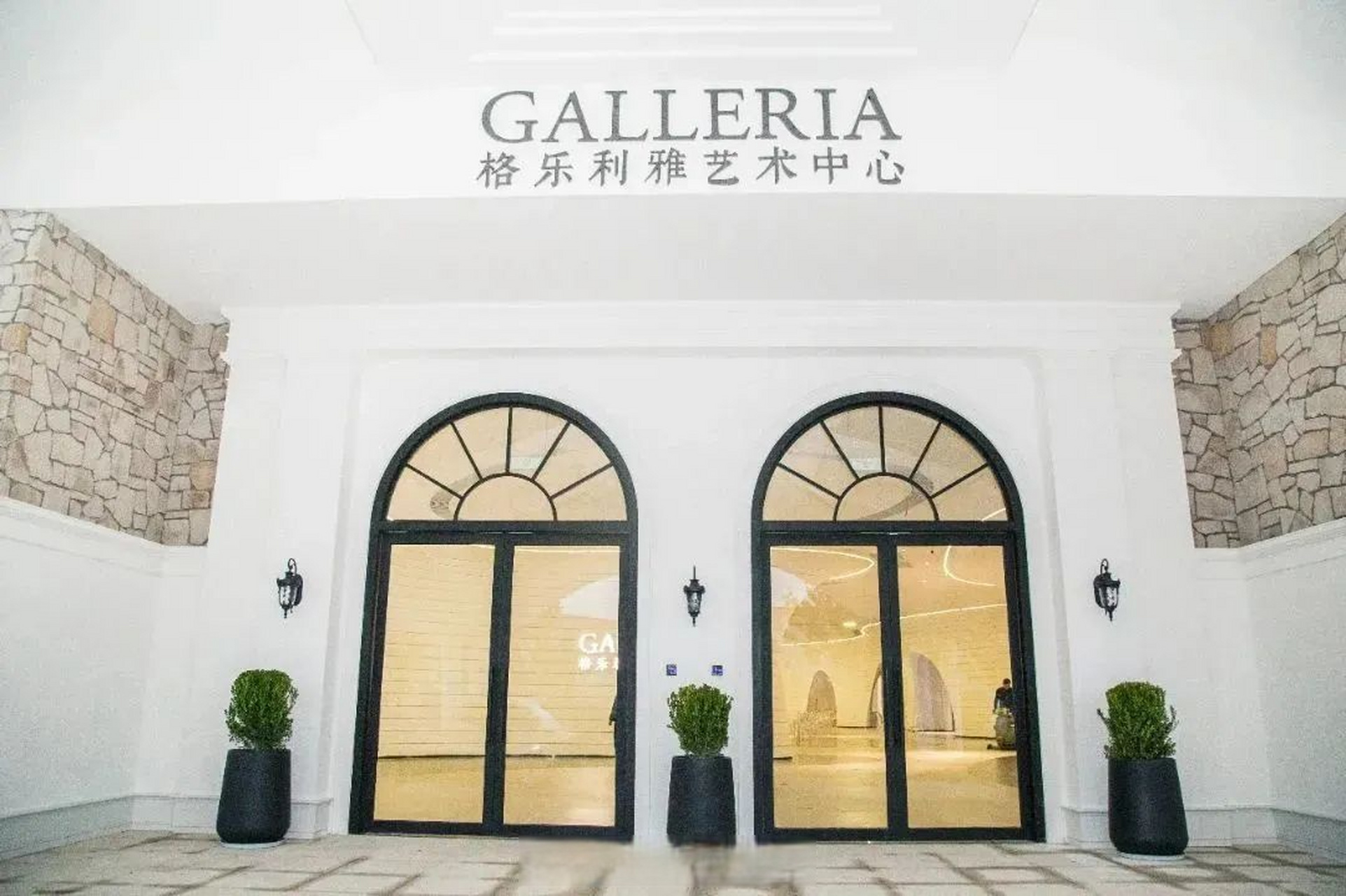 该格乐利雅位于丝绸小镇婚庆产业园内,打造沉浸式顶级奢华造景