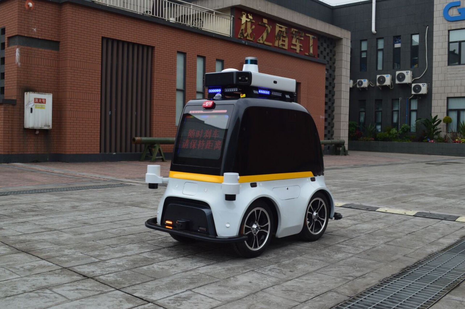 无人巡逻车含有8个摄像镜头,可以保证360度无死角进行巡逻.