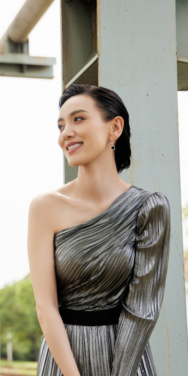 李晓峰,短发干练,简单纯粹