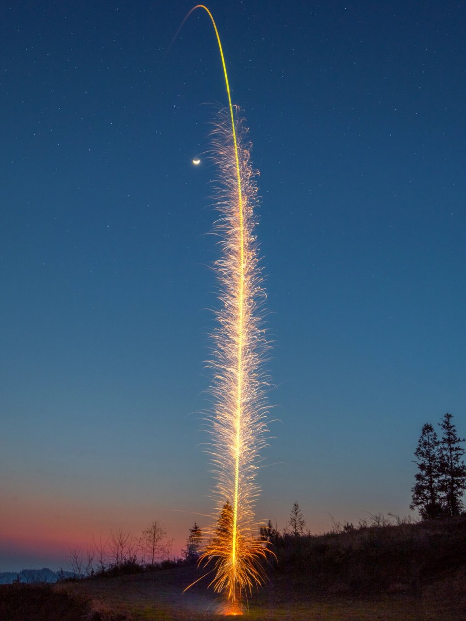 买了一些水母烟花,直拍话总是不太理想,于是我试了试长曝光,谁能想到