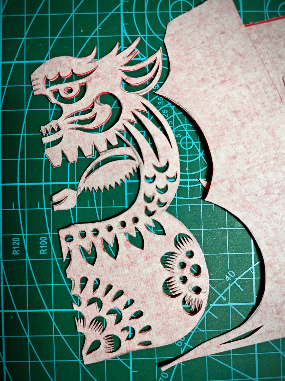 94龙年福娃剪纸 94戴着龙头帽的福娃娃剪纸 7015一幅很适合