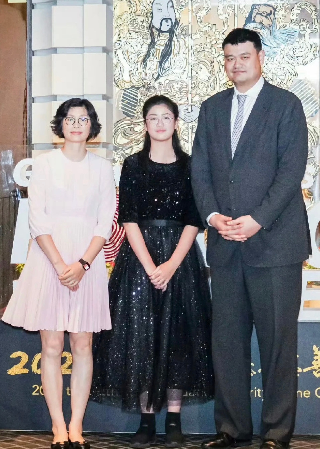 姚明一家三口同框,14岁女儿身高已经超过1.9米