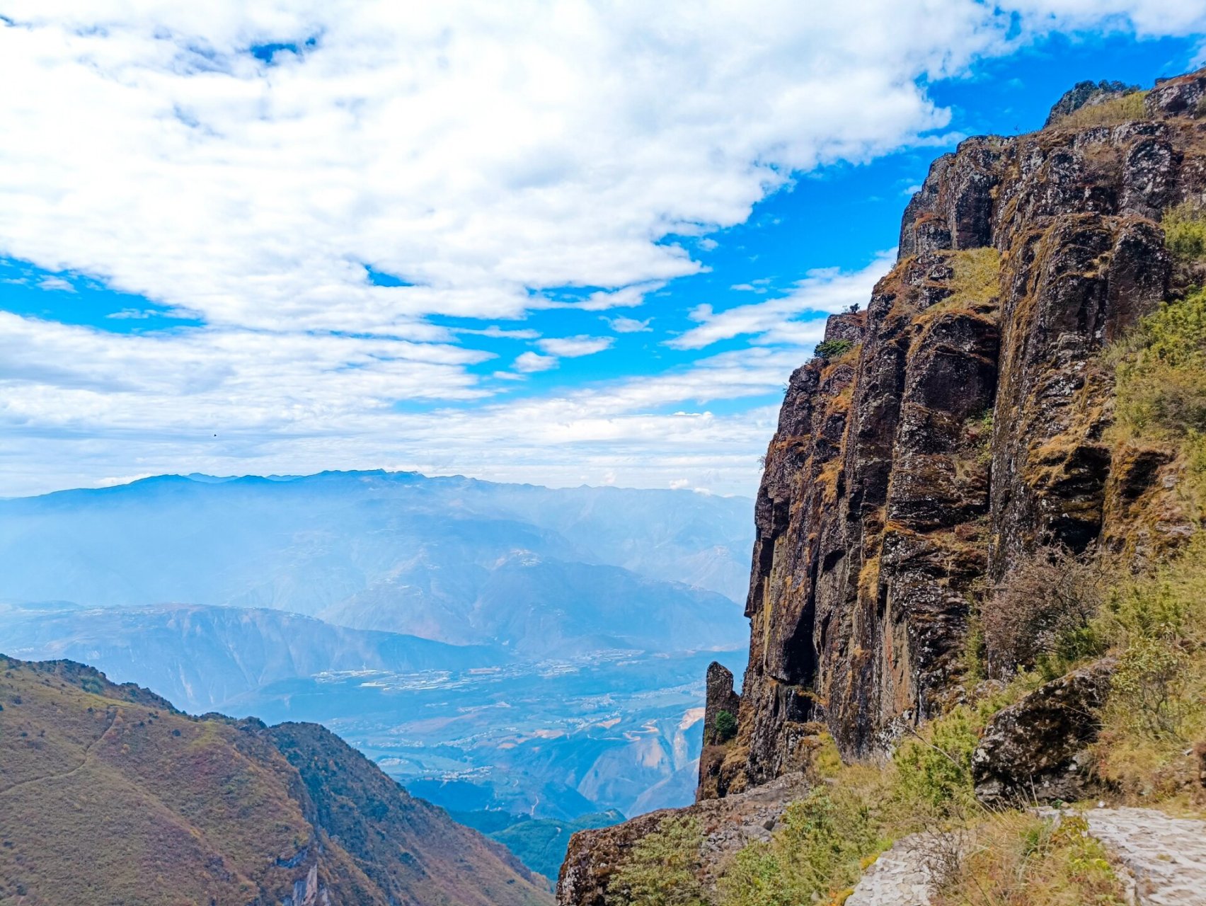 秘境之旅——东川大牯牛山   厌倦了被世俗所困的生活 就约上三五好友