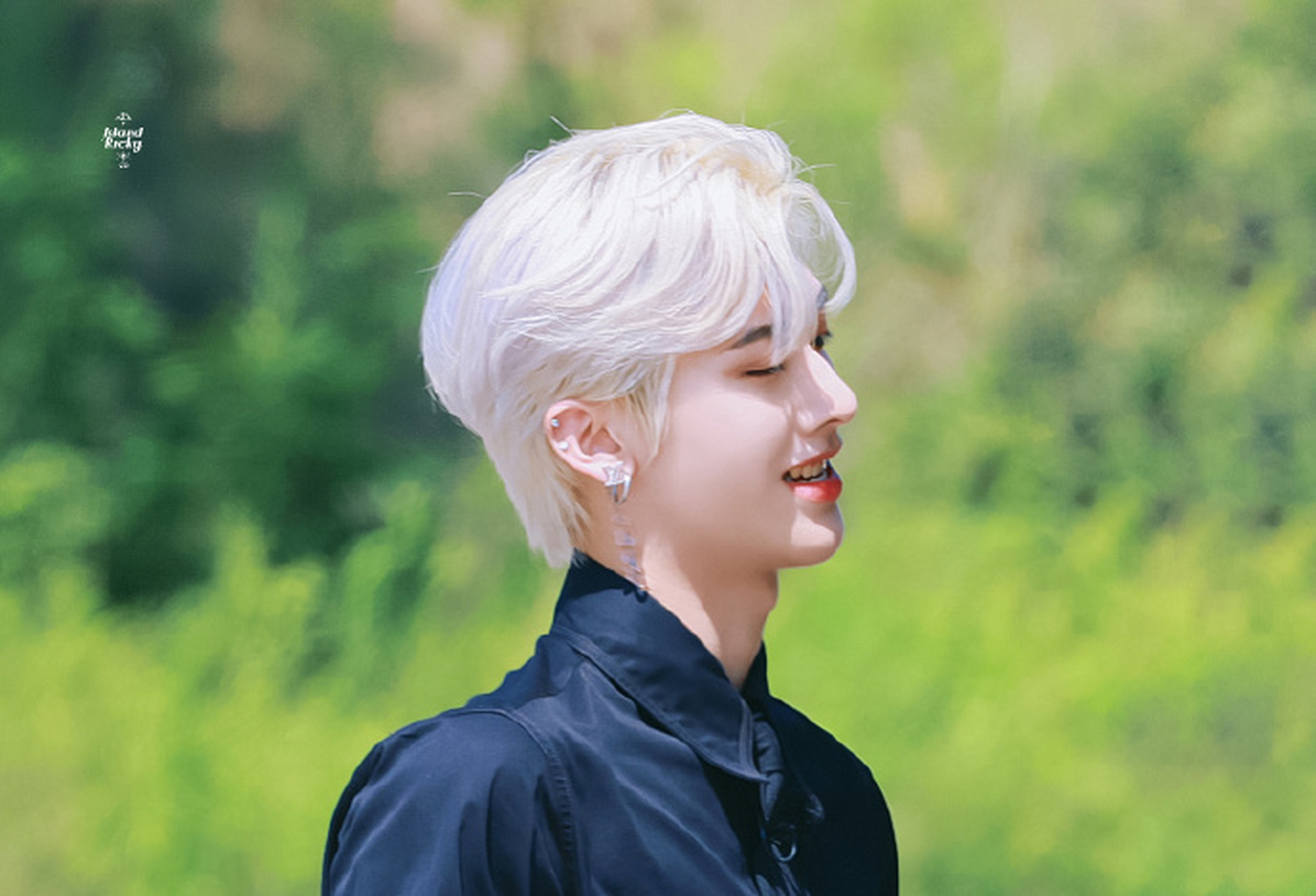 他的五官立体好不真实,完全男模脸