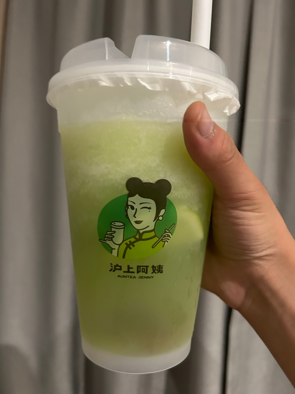 记录旅行# 喝一口沪上阿姨 的 好大一桶玫瑰青提-大桶 非常满足了