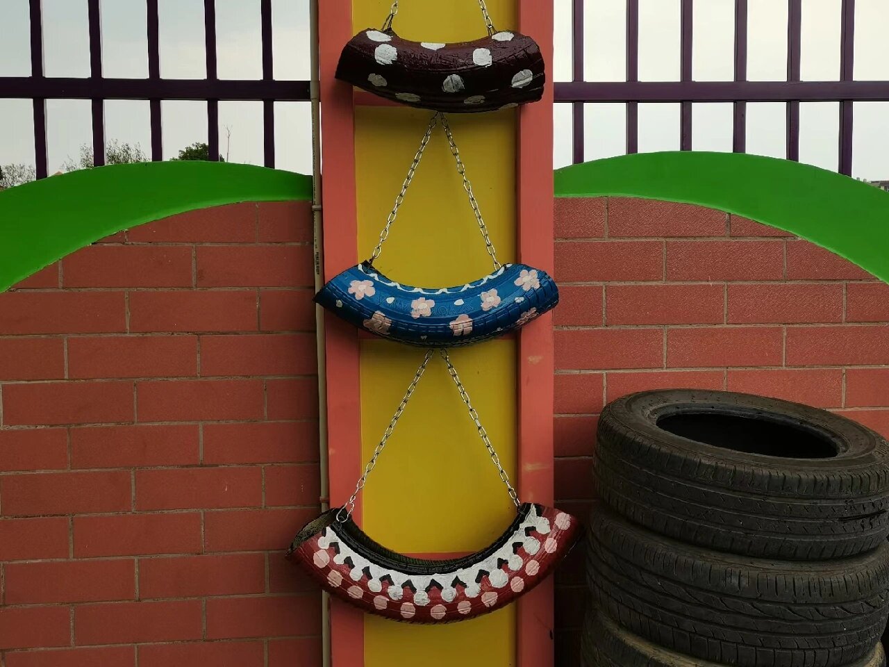快来看废旧轮胎环创～ #幼儿园环创# #轮胎改造# #幼儿园轮胎环创