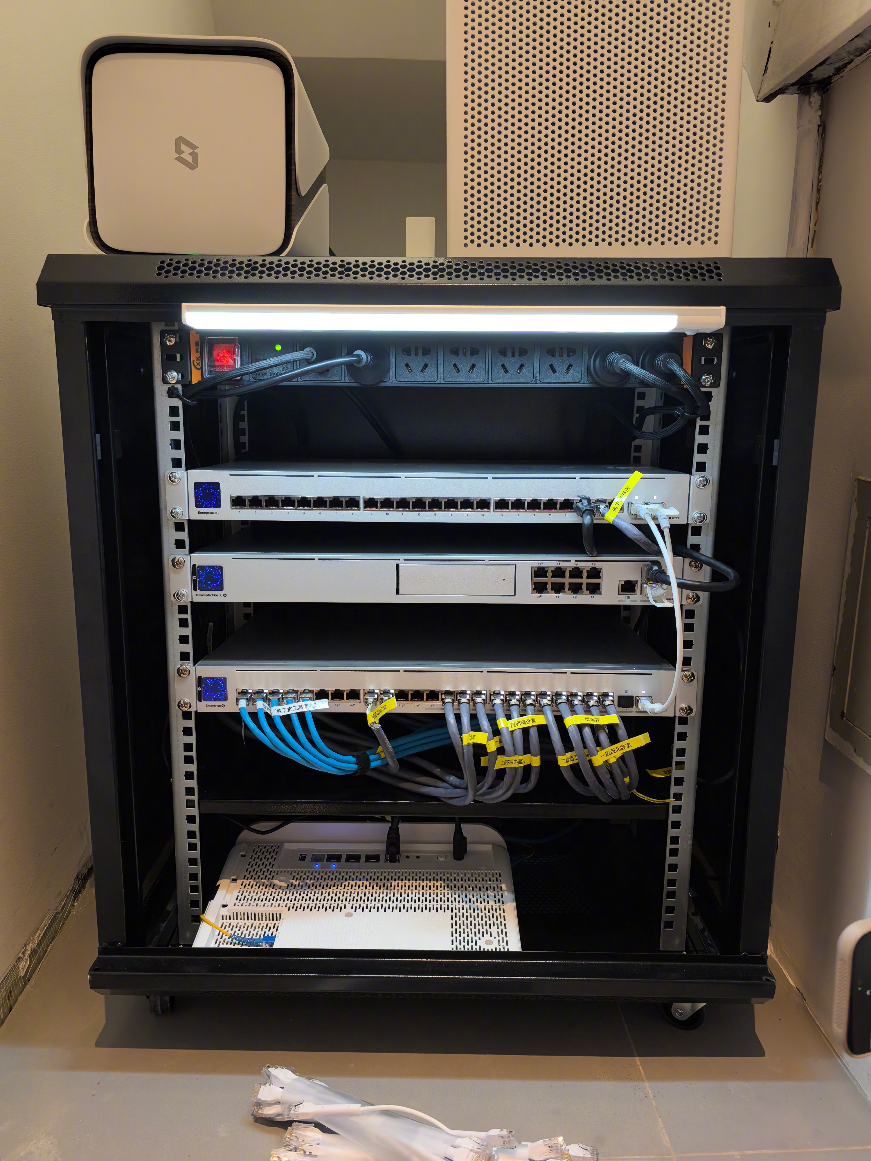 之前是这个家里小机柜,也算整齐