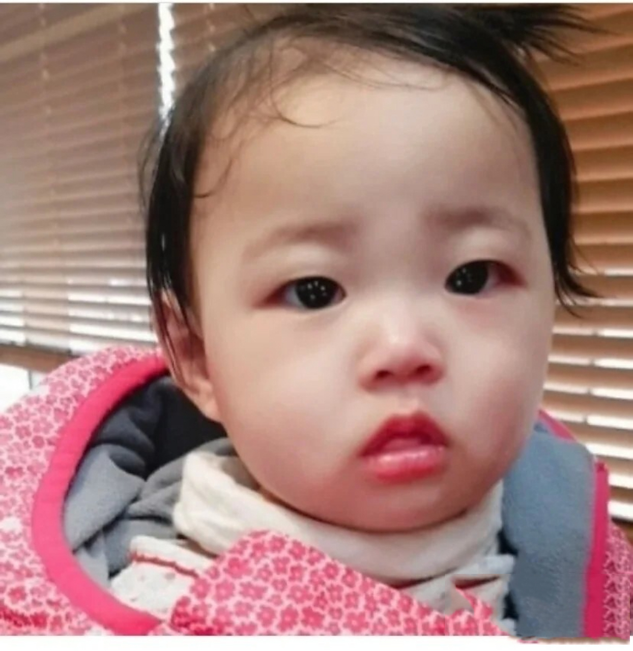 仔细看看小郑仁这张照片,怎么就没人救她?