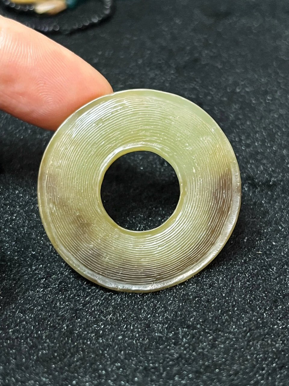 汉代玉环 汉·游丝毛雕玉环,直径39厘米