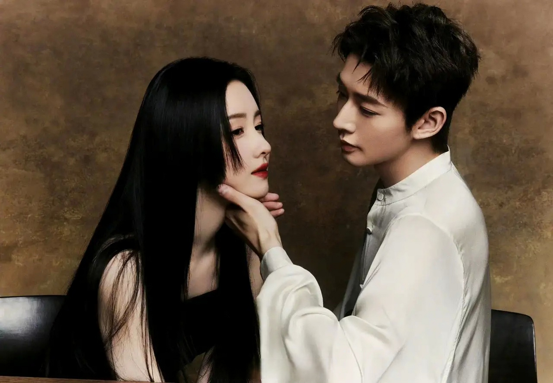 陈都灵邓为花朵吻,时尚芭莎拍的真是很有氛围感呀.