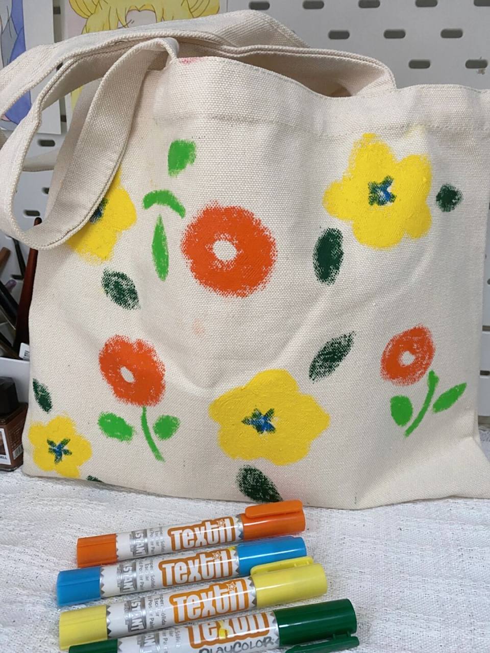 diy帆布包(附过程)简单治愈的diy涂鸦 给自己diy了一个花朵帆布包,用