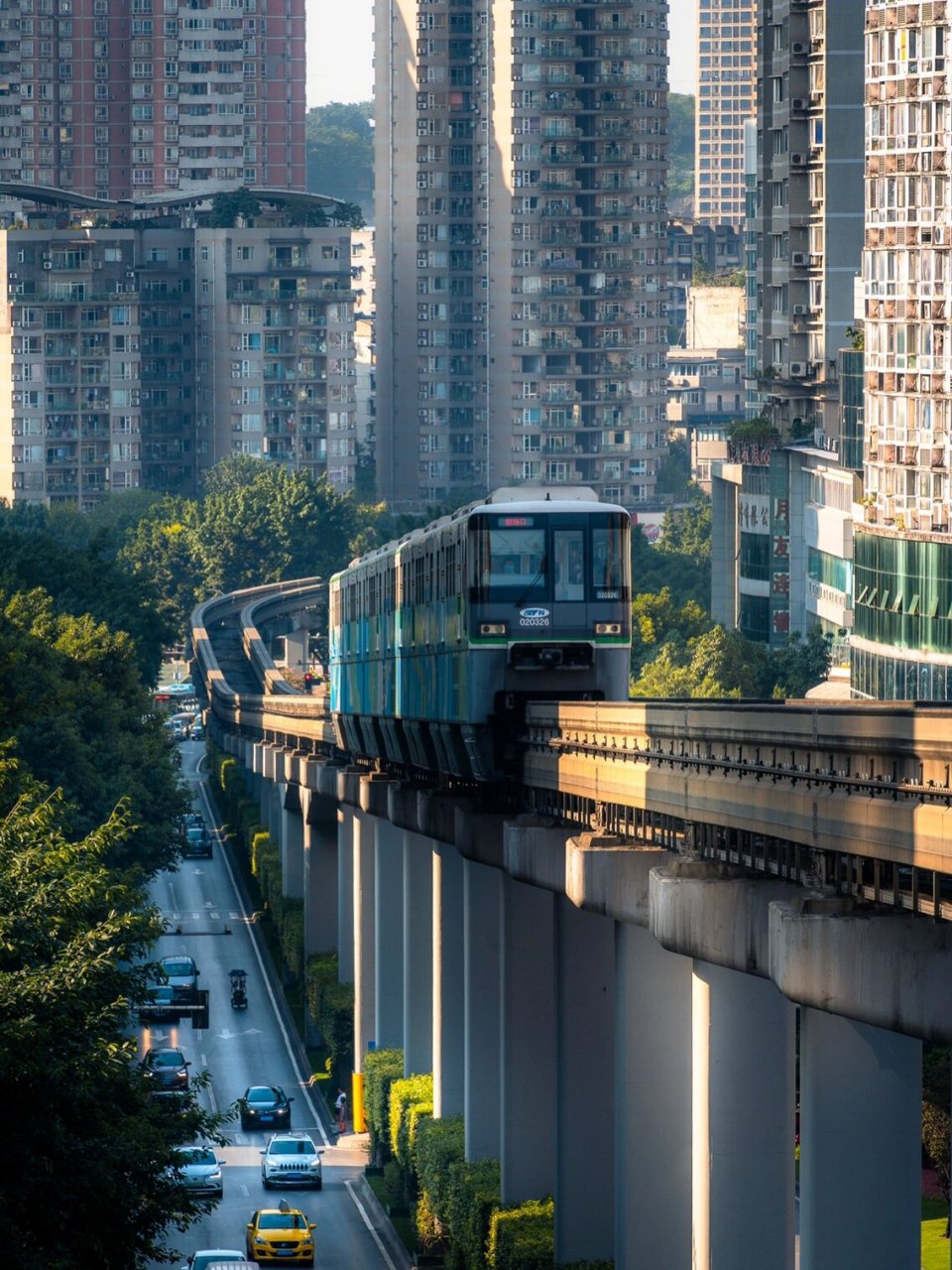 我最喜欢的九张重庆轻轨照片 众所周知,重庆的轻轨是可以上天入地