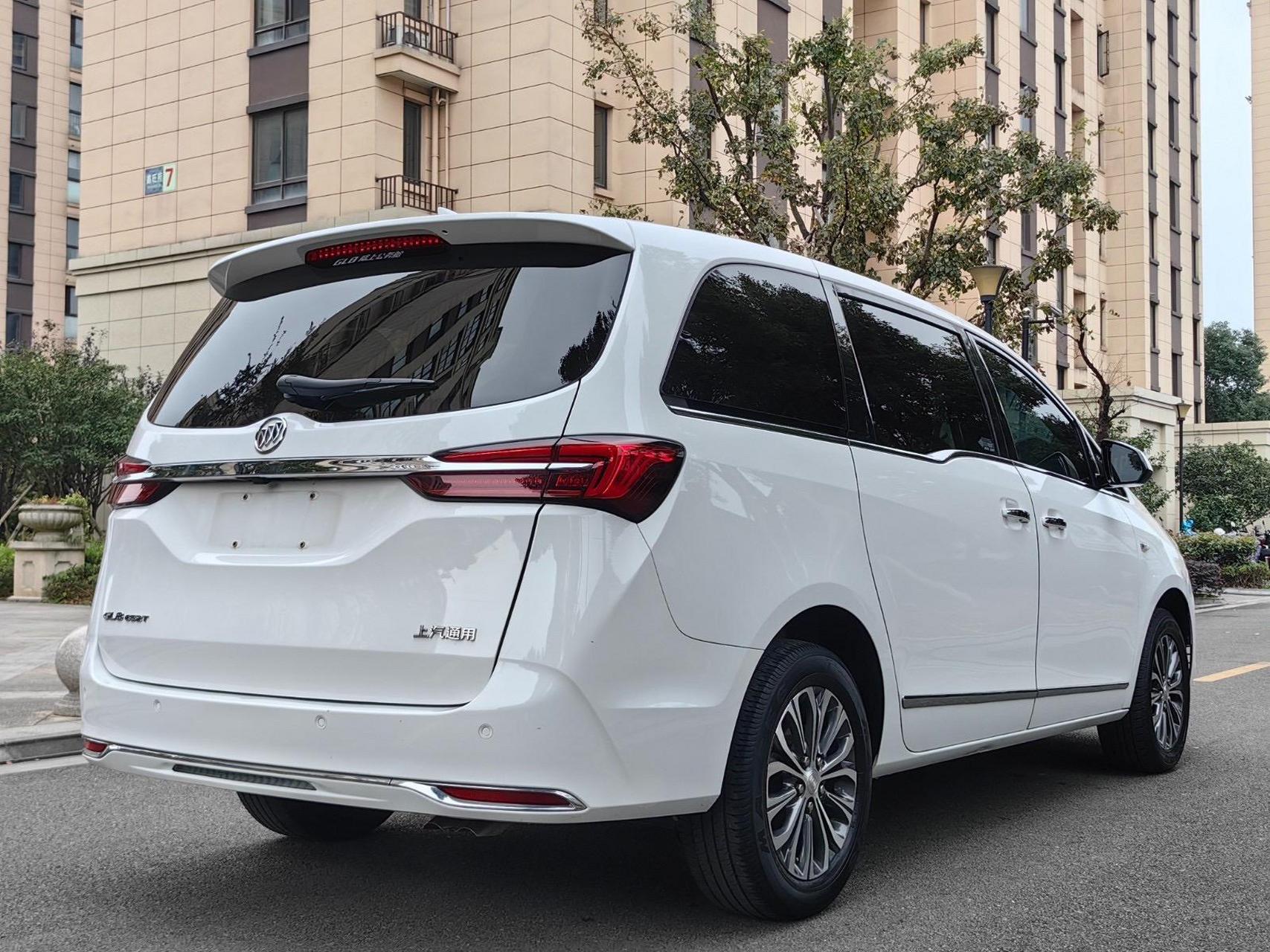 88万元 车型:商务车 车体颜色:白色 上牌时间:2021年3月 排气量:2.